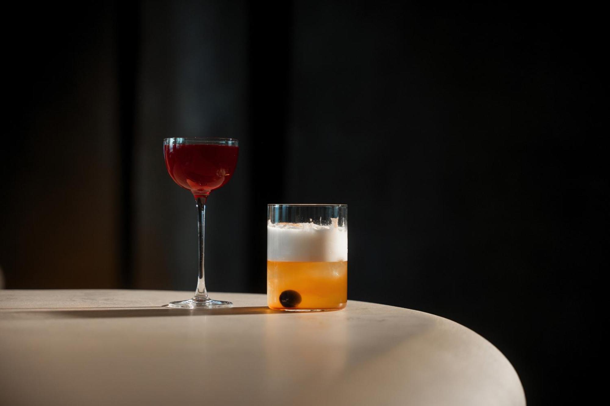Minos Palace Resort - Adults Only Ágios Nikólaos Екстериор снимка A Clover Club (left) and a Salty Dog (right)